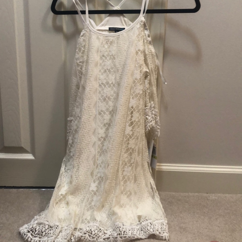 White lacy dress with quarter sleeves